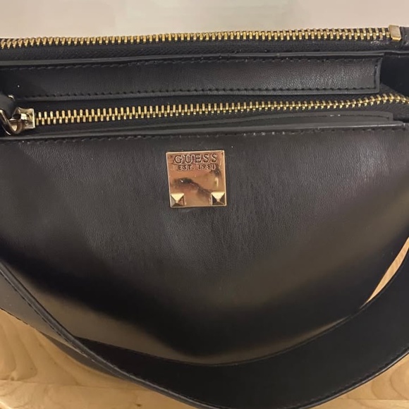 Guess handbag and crossbody - Picture 2 of 2